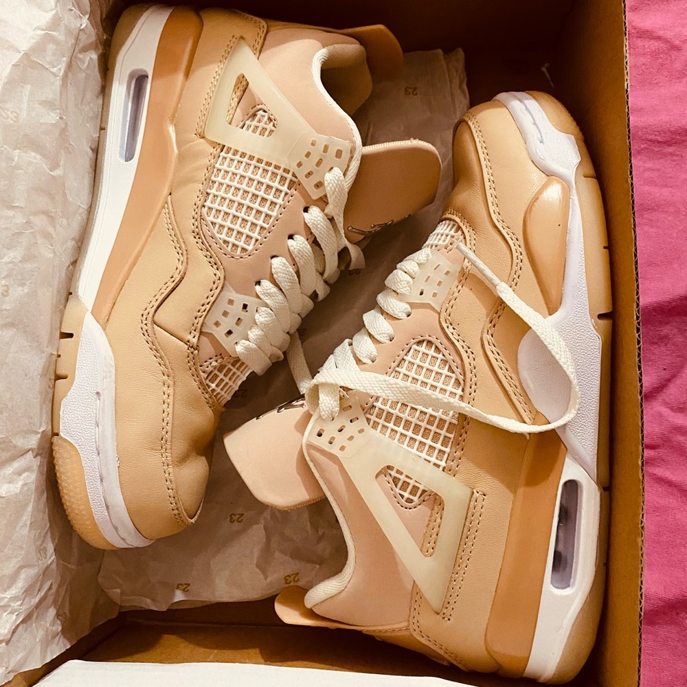 A women’s 6.5W converts to a Grade school size 5 Youth, I’ll accept fair offers